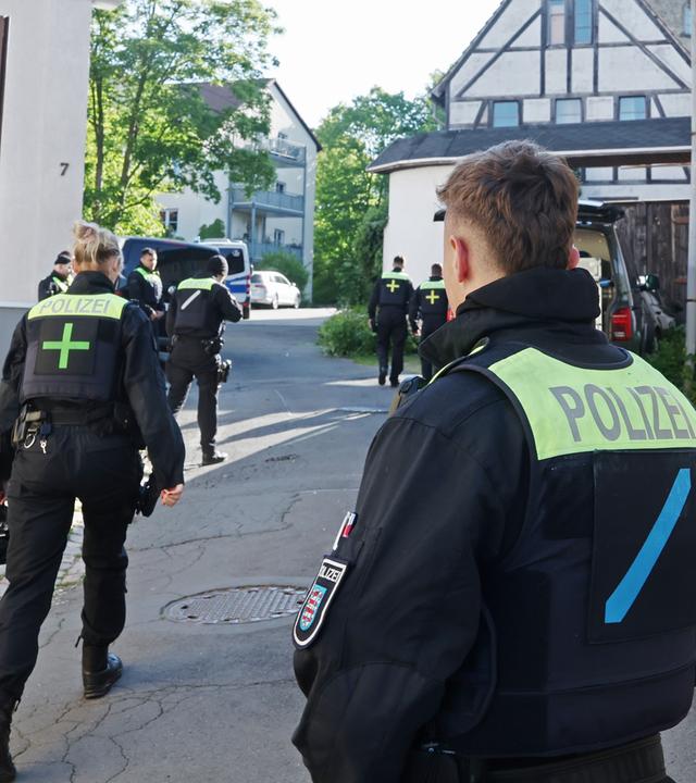13.05.2025, Thüringen, Gera: Polizeibeamte durchsuchen nach dem Verbot der Reichsbürger-Gruppe "Königreich Deutschland" durch den Bundesinnenminister Gebäude.