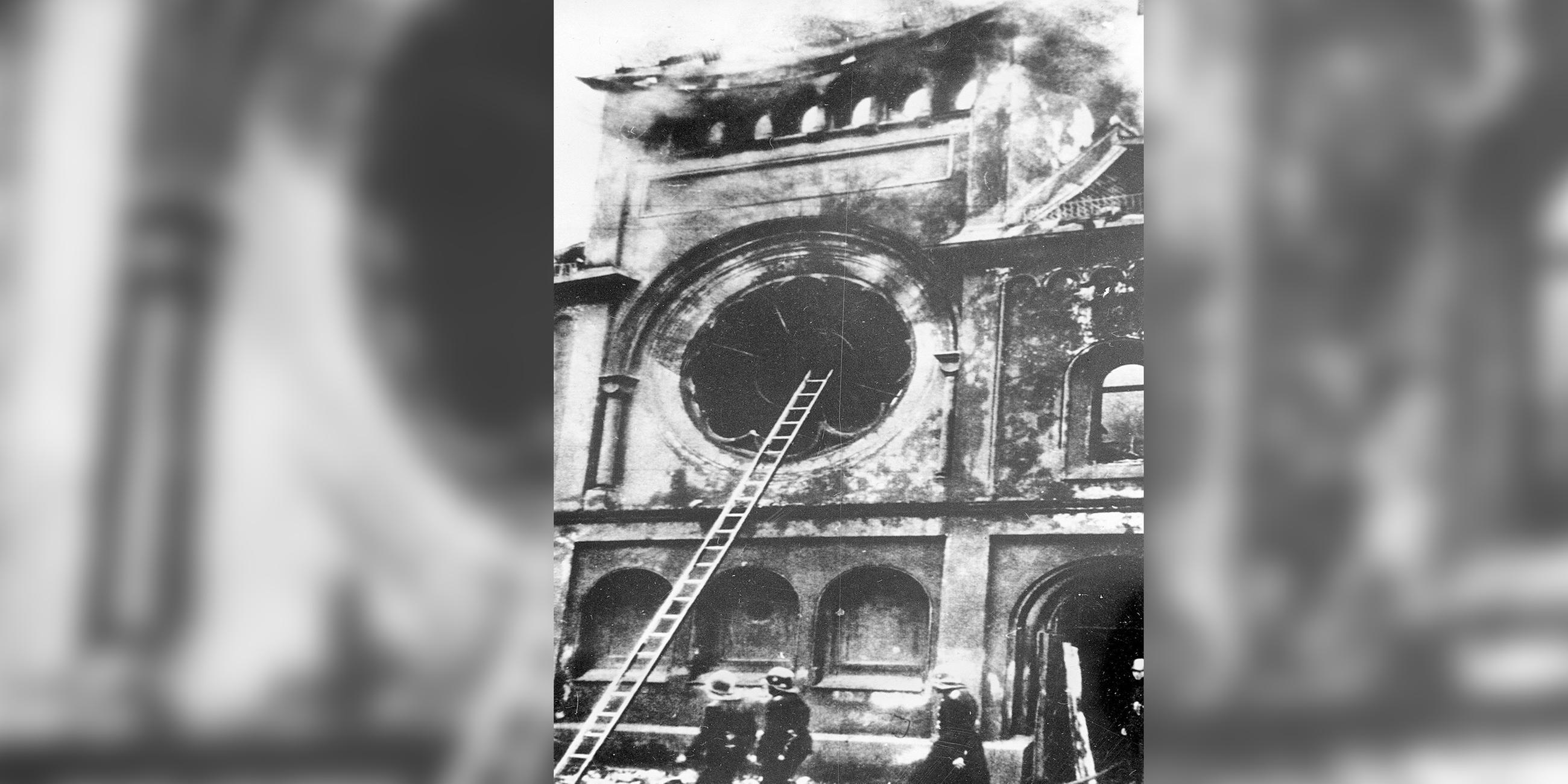 •	Organisierte Schlägertrupps der SA, der Hitlerjugend und anderer NS-Organisationen setzen jüdische Geschäfte und Gotteshäuser in Brand. Beinahe alle Synagogen und mehr als 7.000 jüdische Geschäfte und Wohnungen werden zerstört. 