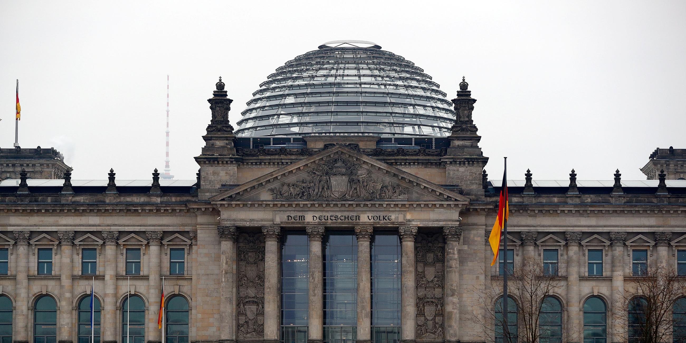 Im Gebäude des Reichstags treffen sich die deutschen Politiker und entscheiden über viele verschiedene Dinge.