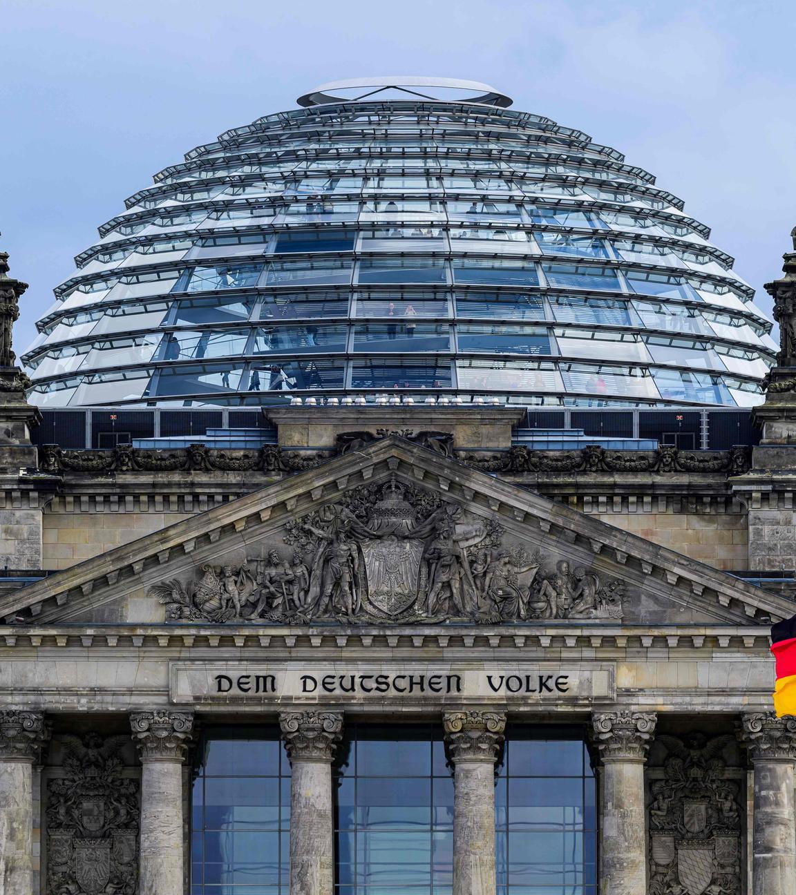 Die Fassade des Reichstagsgebäudes und dessen Kuppel.