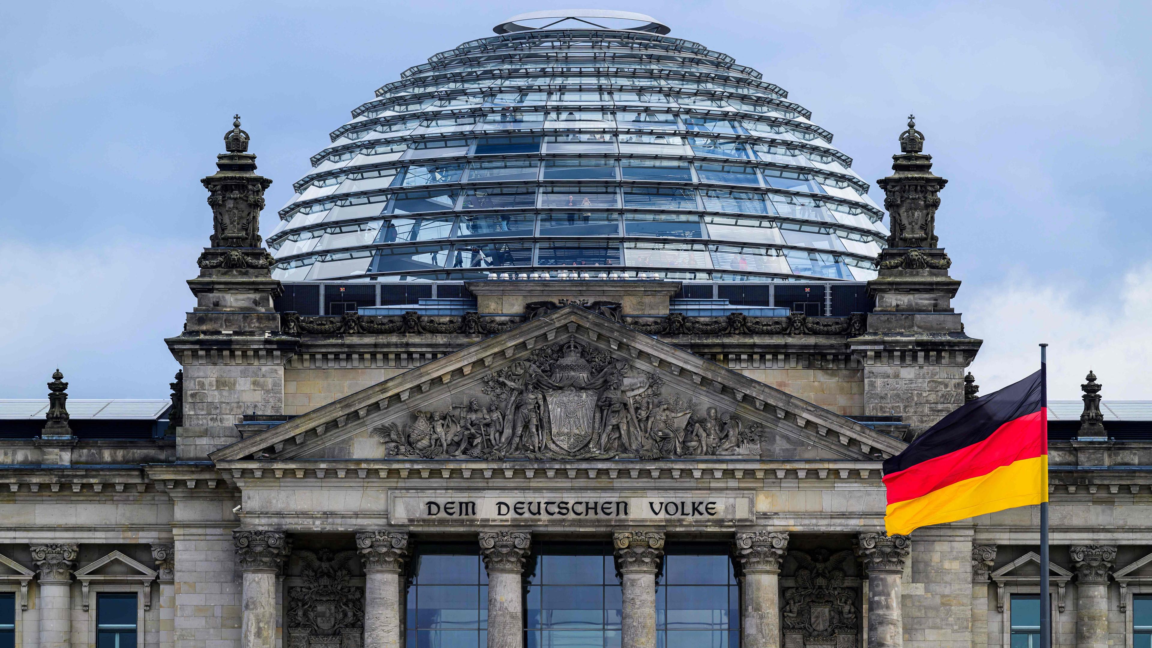 Die Fassade des Reichstagsgebäudes und dessen Kuppel.