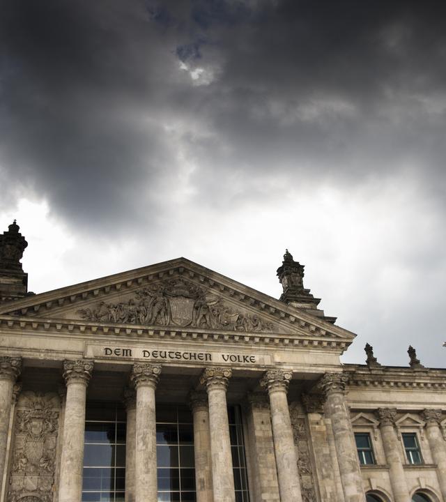 Dunkle Wolken über dem Reichstagsgebäude