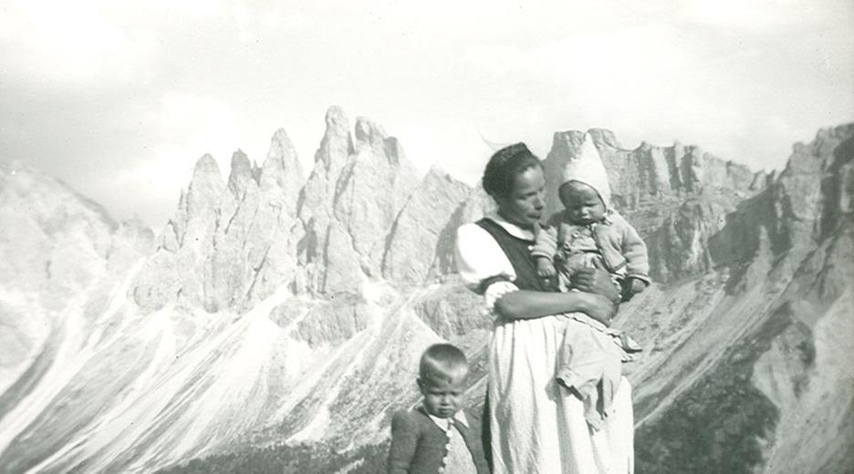 Reinhold Messner auf dem Arm seiner Mutter