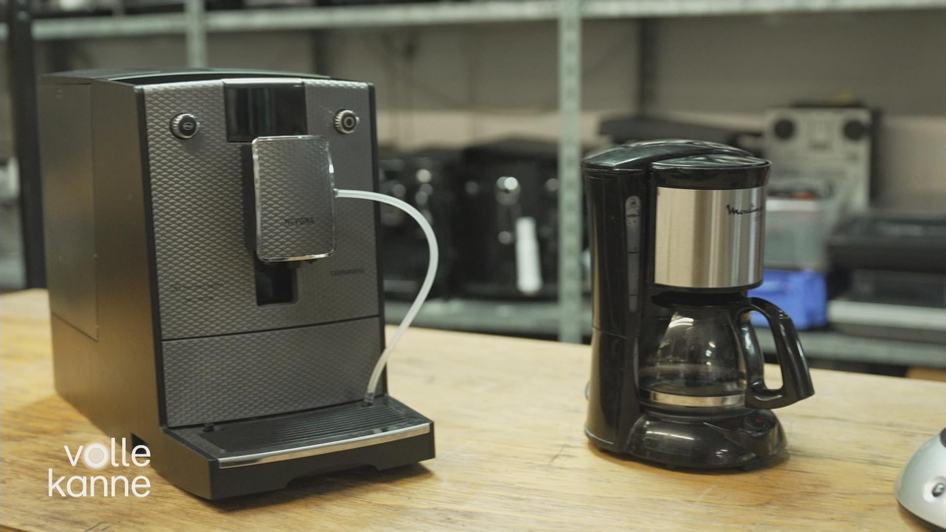 Eine Kaffeemaschine und einen Kaffeevollautomaten.
