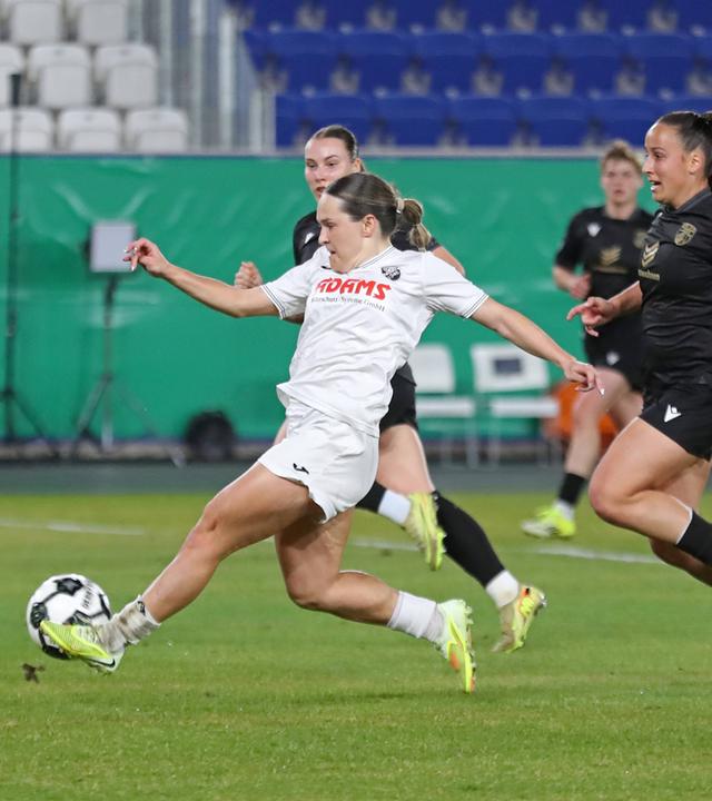 Die Stürmerin des SCS, Pija Reininger, hat im DFB-Pokal-Spiel gegen den FC Carl Zeiss Jena eine Torchance