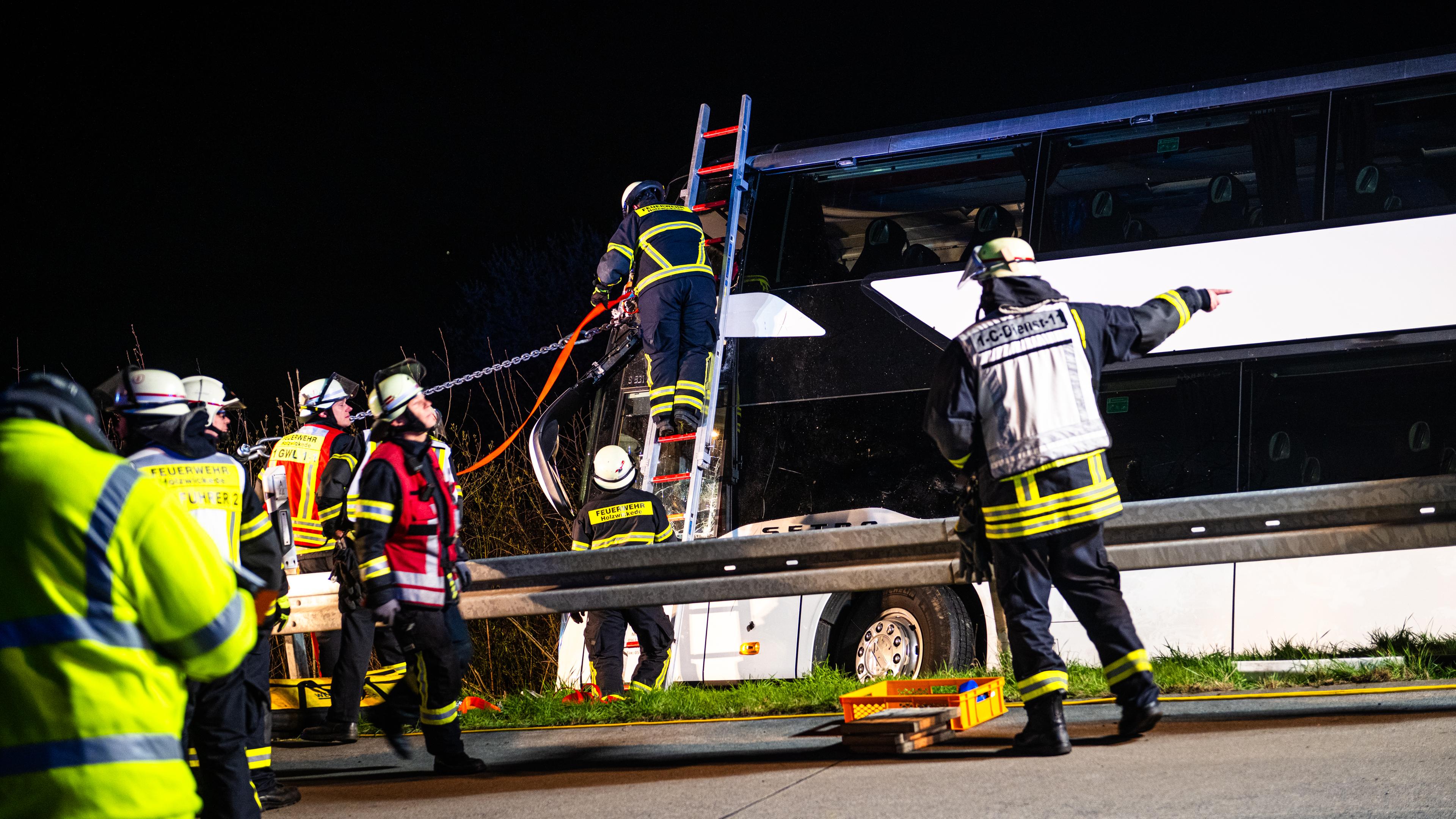 Rettungskräfte arbeiten an einer Unfallstelle auf der Autobahn 44 an einem verunfallten Bus am 29.03.2024.