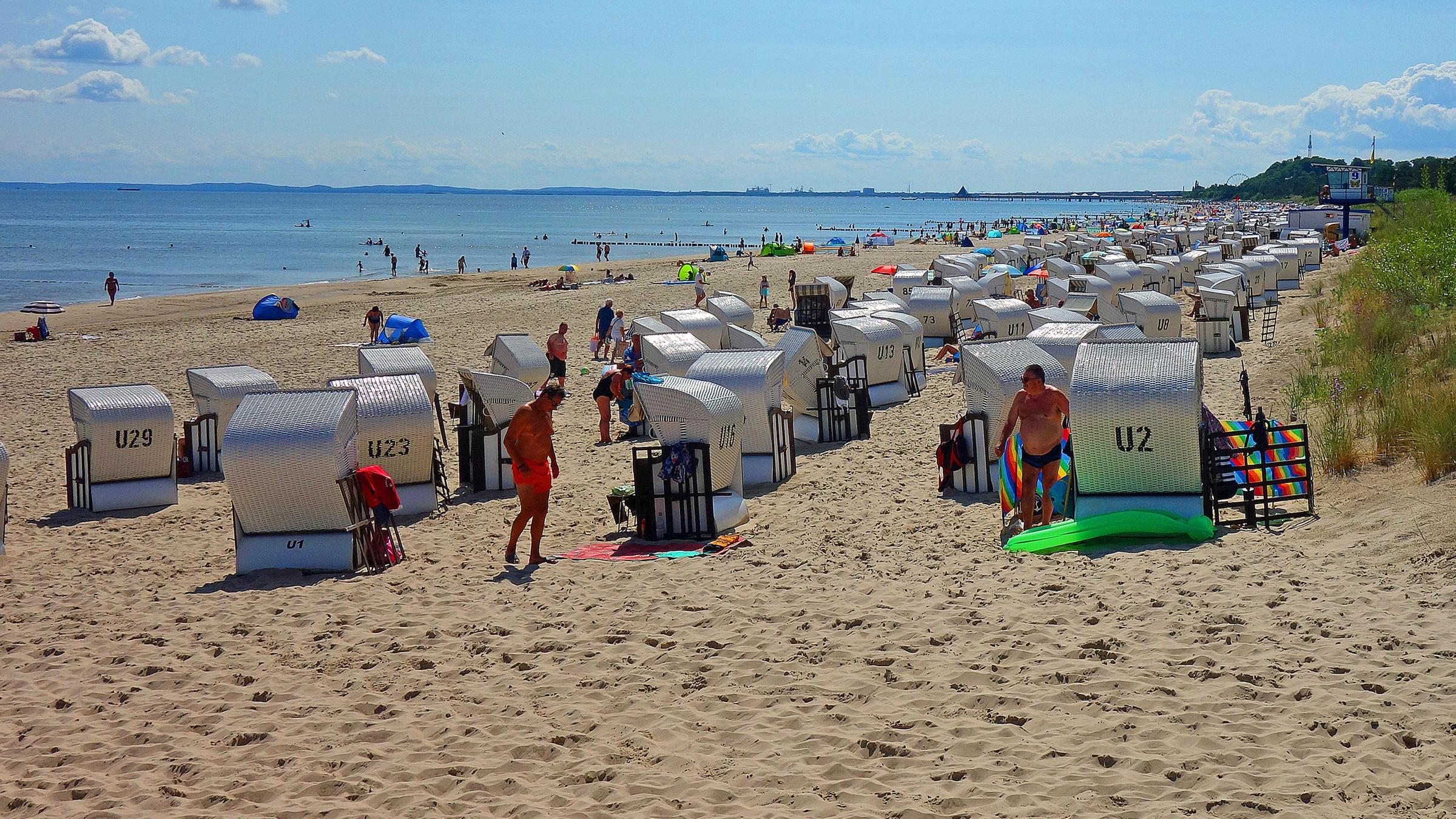 Voller Strand auf der Insel Usedom