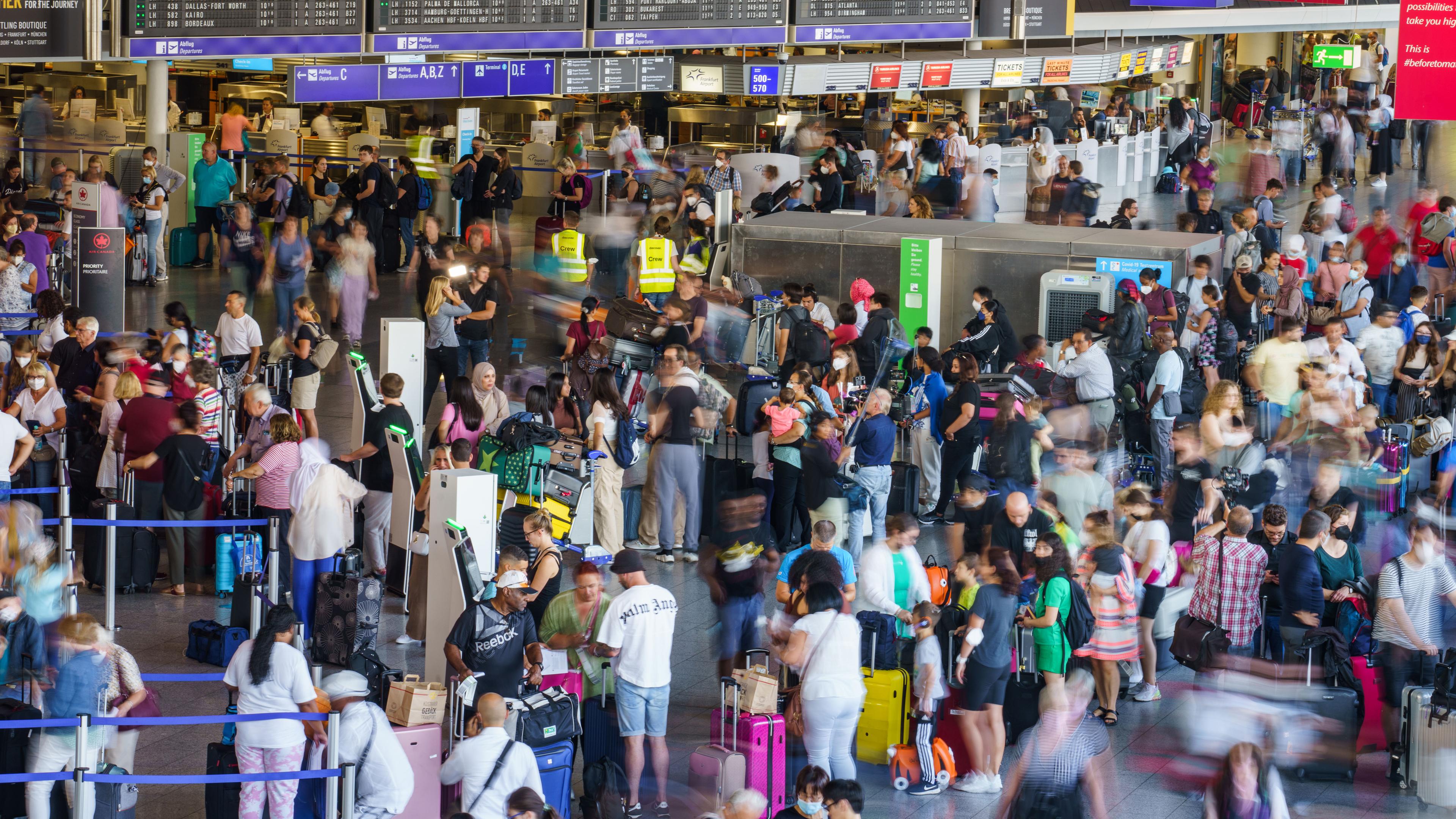 Archiv: Reisende warten in langen Schlangen und dichtgedrängt im Terminal 1 des Frankfurter Flughafens 