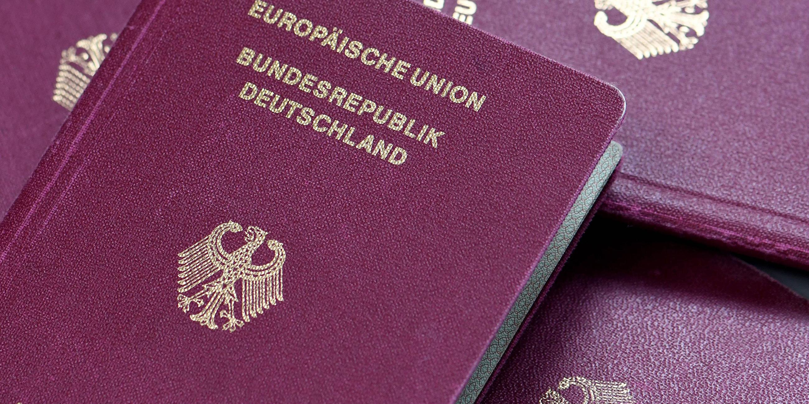 Deutsche Reisepaesse liegen auf einem Stapel