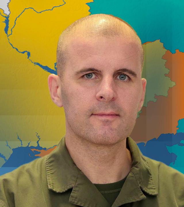 Oberst Markus Reisner, im Hintergrund eine Landkarte der Ukraine