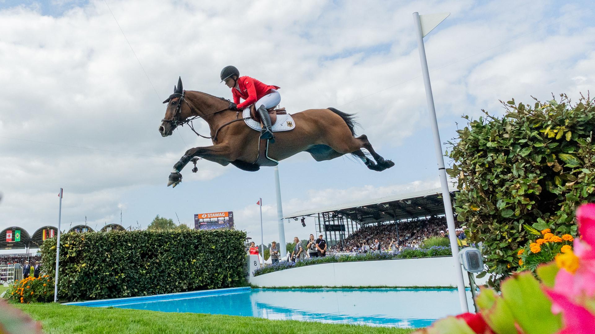 Sophie Hinners auf Iron Dames Singclair überspringt ein Hindernis im Einzel-Finale der WM im Springreiten.