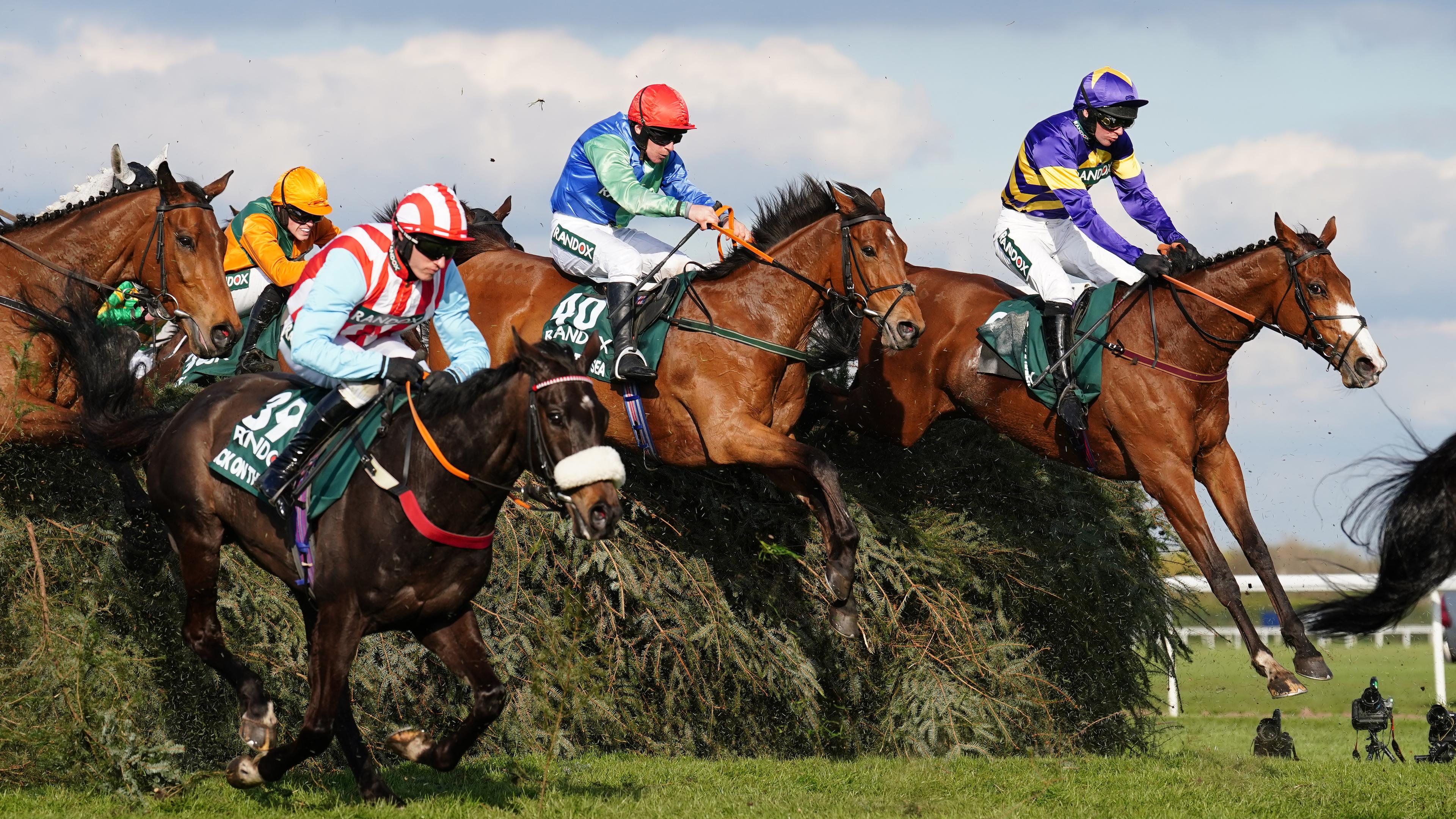 Pferde überwinden ein Hindernis beim Grand National in Aintree
