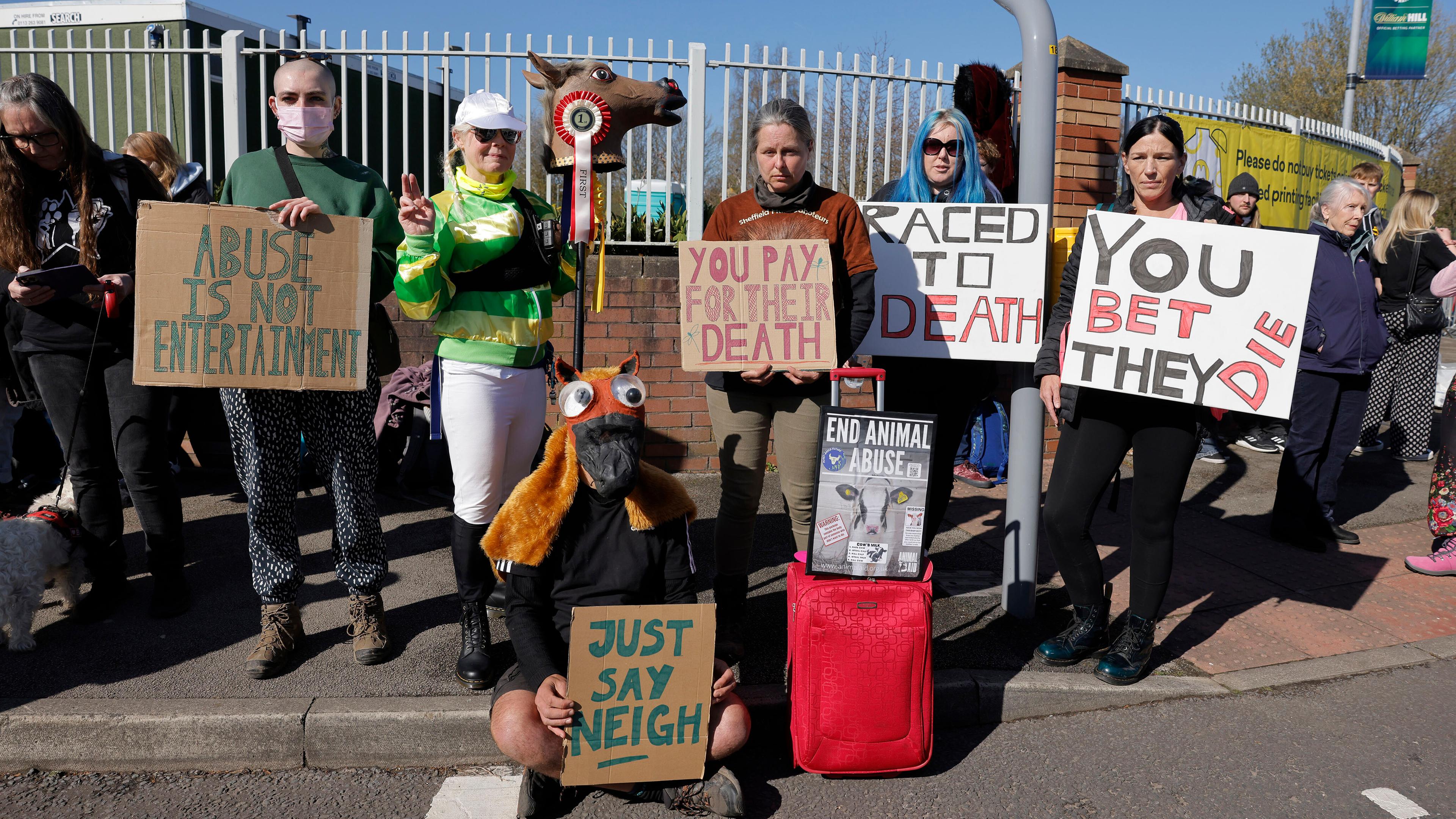 Tierschützer protestieren gegen das Galopprennen Grand National