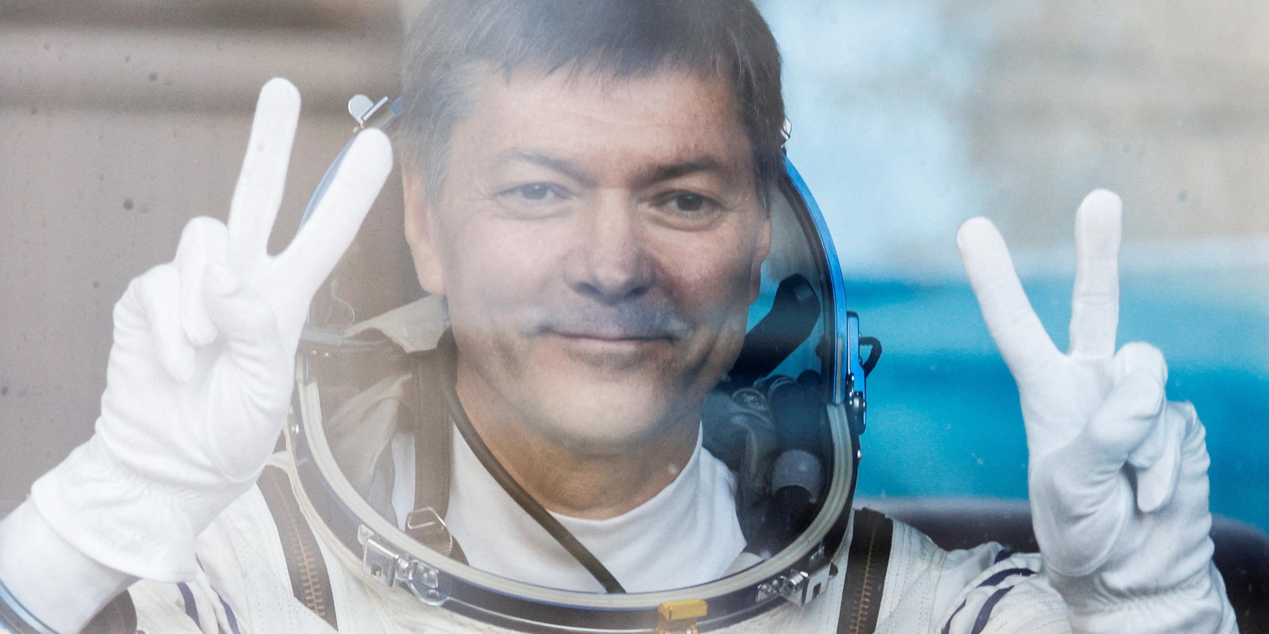 Archiv, 15.09.2023: Der Kosmonaut Oleg Kononenko steht in einem Bus vor der Abfahrt zur Startrampe in Kasachstan. Oleg Kononenko stellte am 04. Februar 2024 mit 878 Tagen, 11 Stunden und 29 Minuten einen Weltrekord für die Gesamtzeit im Weltraum auf, teilte die Raumfahrtbehörde Roscosmos mit.
