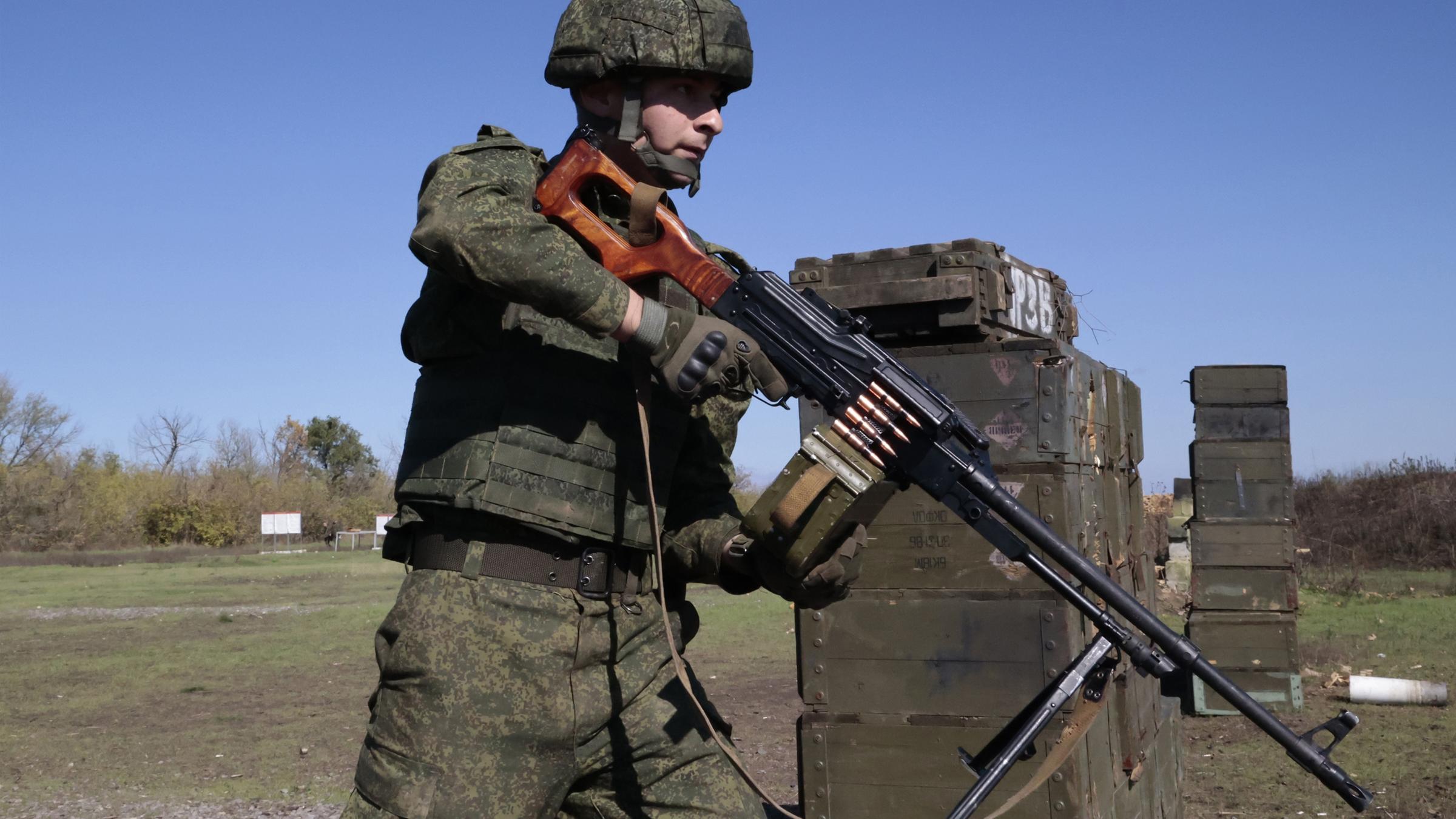 Archiv: Ein Rekrut der russischen Armee hält seine Waffe während einer militärischen Ausbildung auf einem Schießplatz in der von Russland unterstützten und von Separatisten kontrollierten Volksrepublik Donezk. 