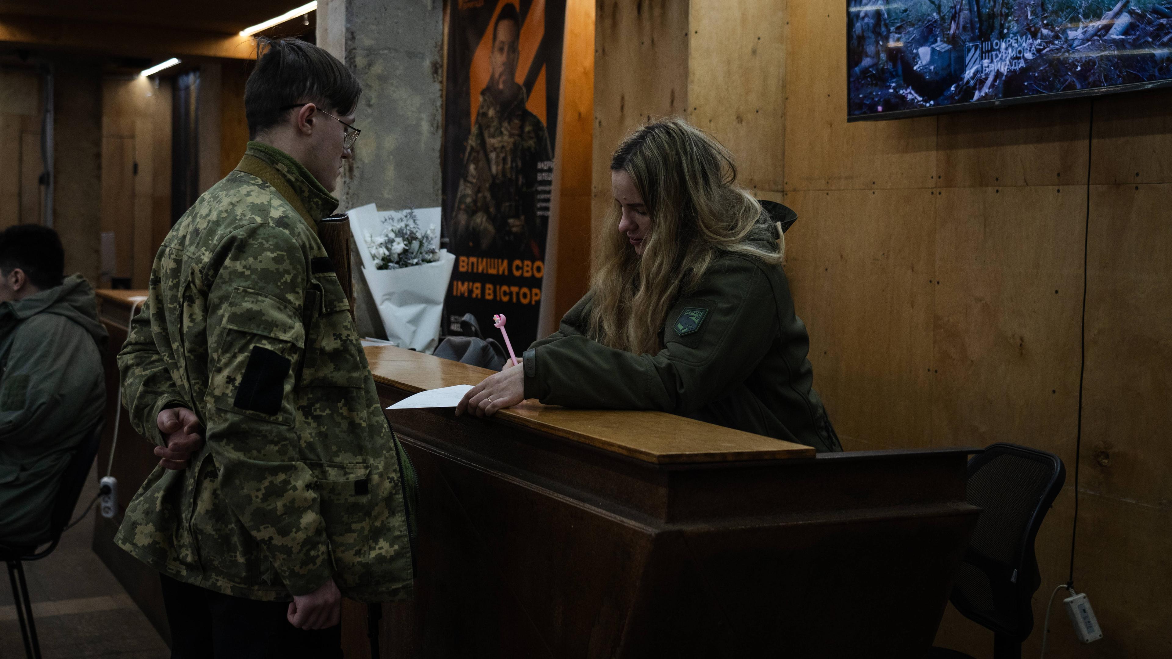 Ein Offizier der dritten separaten Angriffsbrigade wird bei der Rekrutierung in der Region Kiew gesehen am 15.03.2024.
