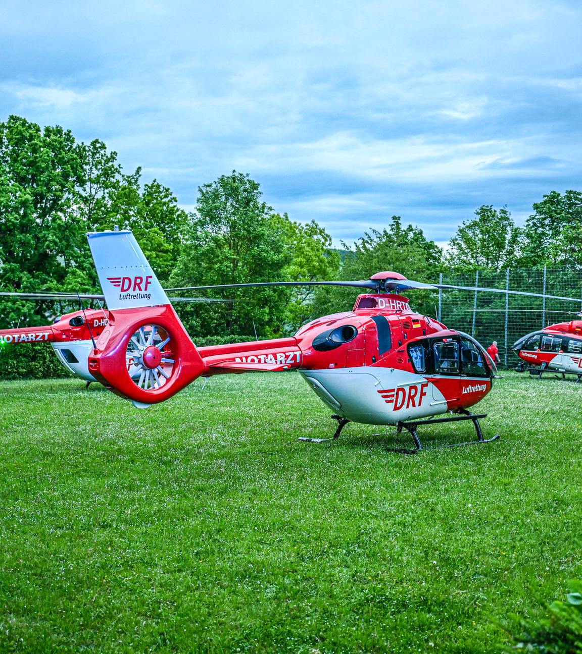 Die Kinder wurden mit einem Hubschrauber ins Krankenhaus gebracht. 