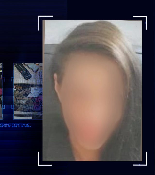 Eine Frau Anfang 20, lange braune Haare, Portraitaufnahme, das Gesicht wurde technisch verfremdet. Links daneben: Lichtschematische Darstellung eines Fingerabdrucks.