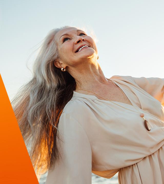 Freizeit in der Rente: Frau segelt mit Schiff in den Sonnenuntergang