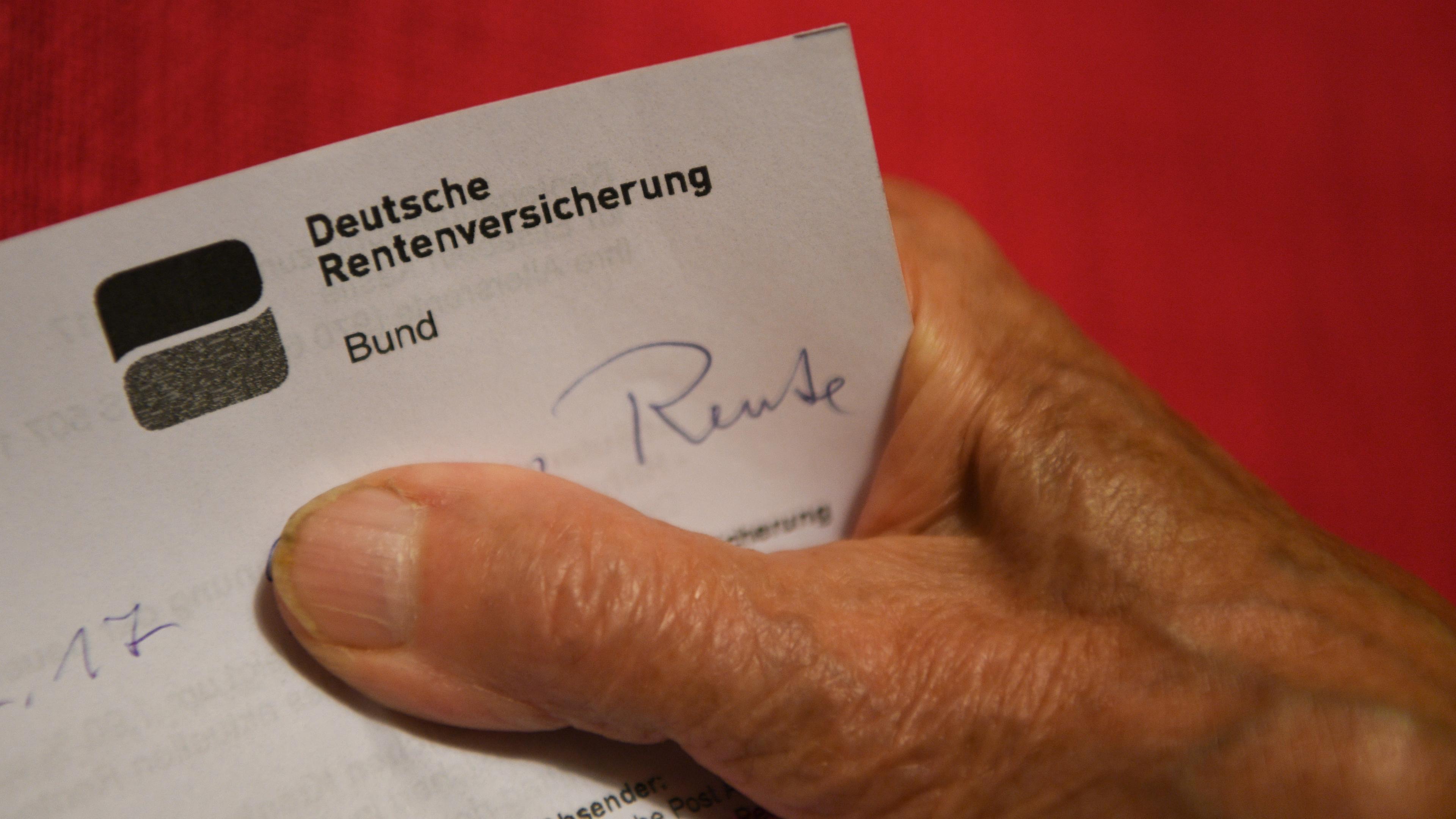 Baden-Württemberg, Weingarten: Eine Rentnerin hält ihren Rentenbescheid in der Hand.