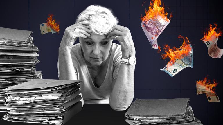Eine Frau hat ihre Unterarme auf einen Schreibtisch gestützt, die Hände sind an ihrem Kopf. Um sie herum sind brennende Geldscheine.