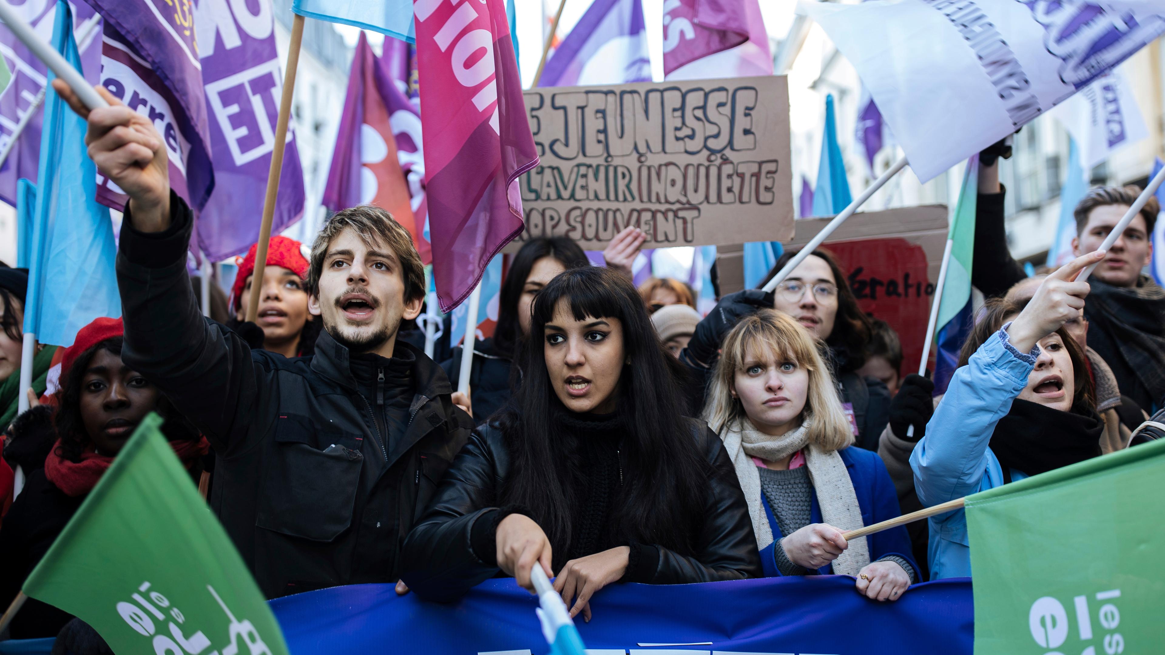 Demonstranten schwenken Fahnen während einer Kundgebung, zu der die linke Partei La France Insoumise (LFI) und Jugendorganisationen aufgerufen haben, um gegen die Rentenreform des französischen Präsidenten zu protestieren.