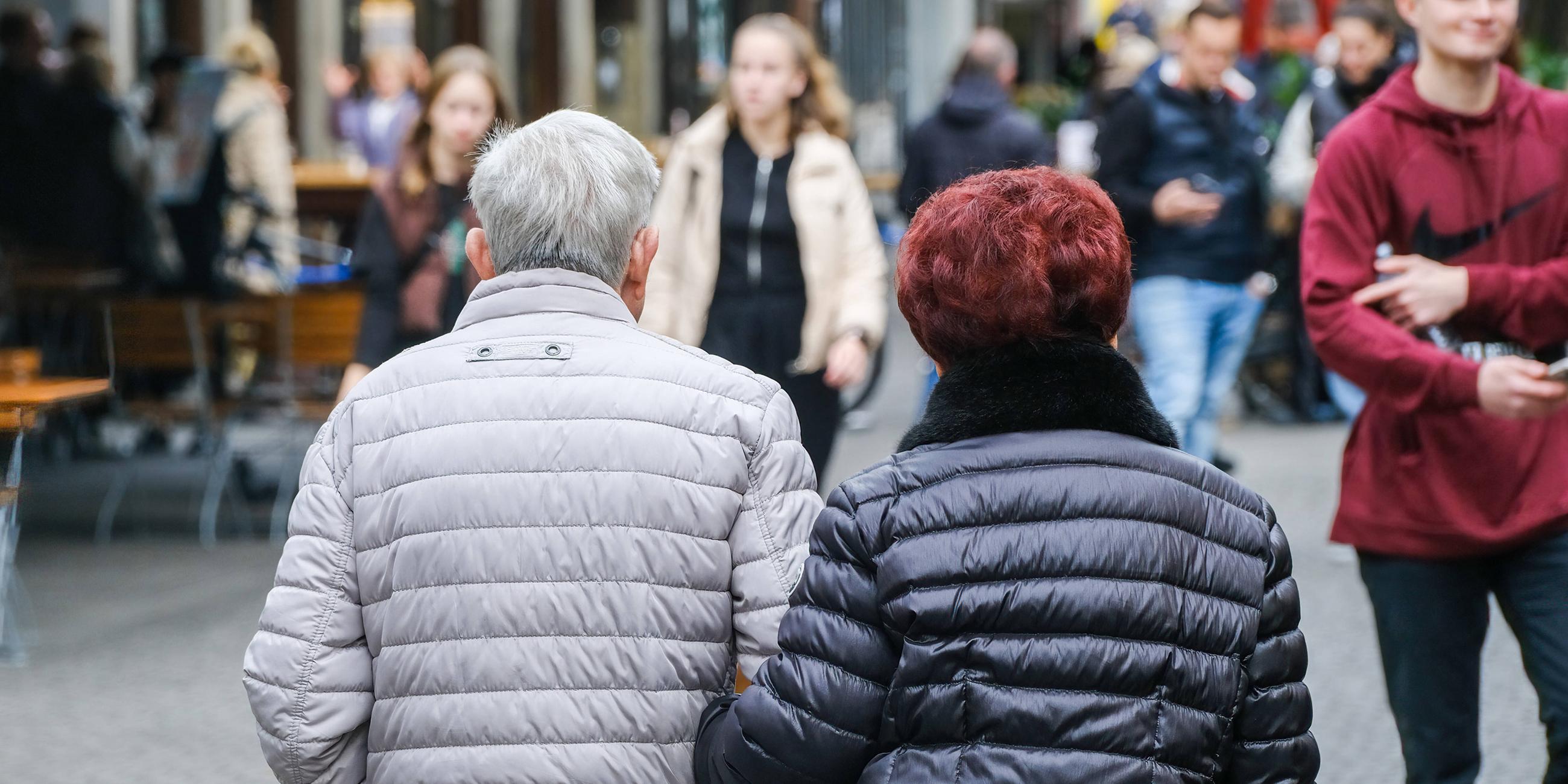 Symbolbild Rente: Älteres Ehepaar in der Fußgängerzone