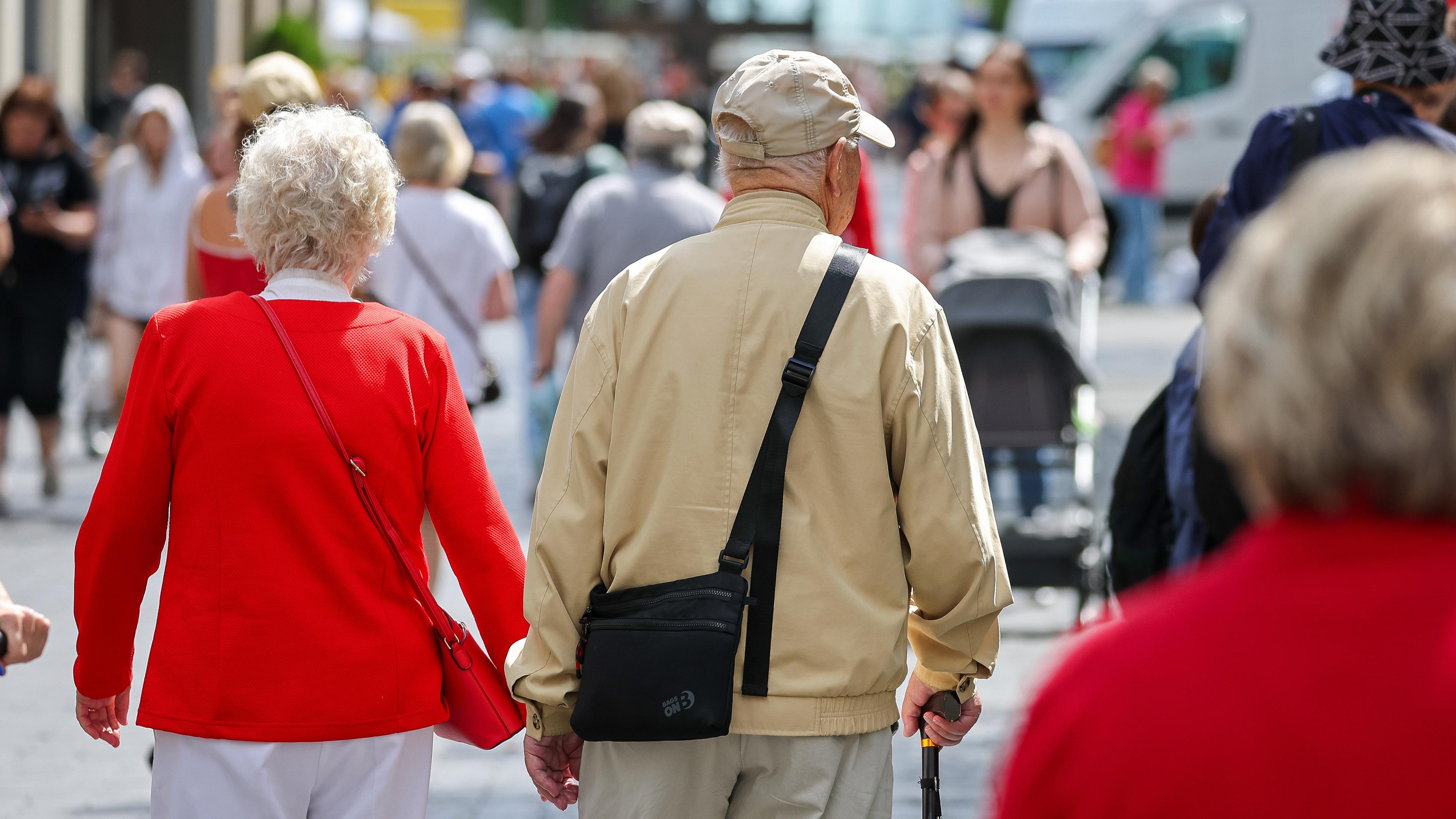 Senioren gehen durch die Leipziger Innenstadt, aufgenommen am 27.06.2023