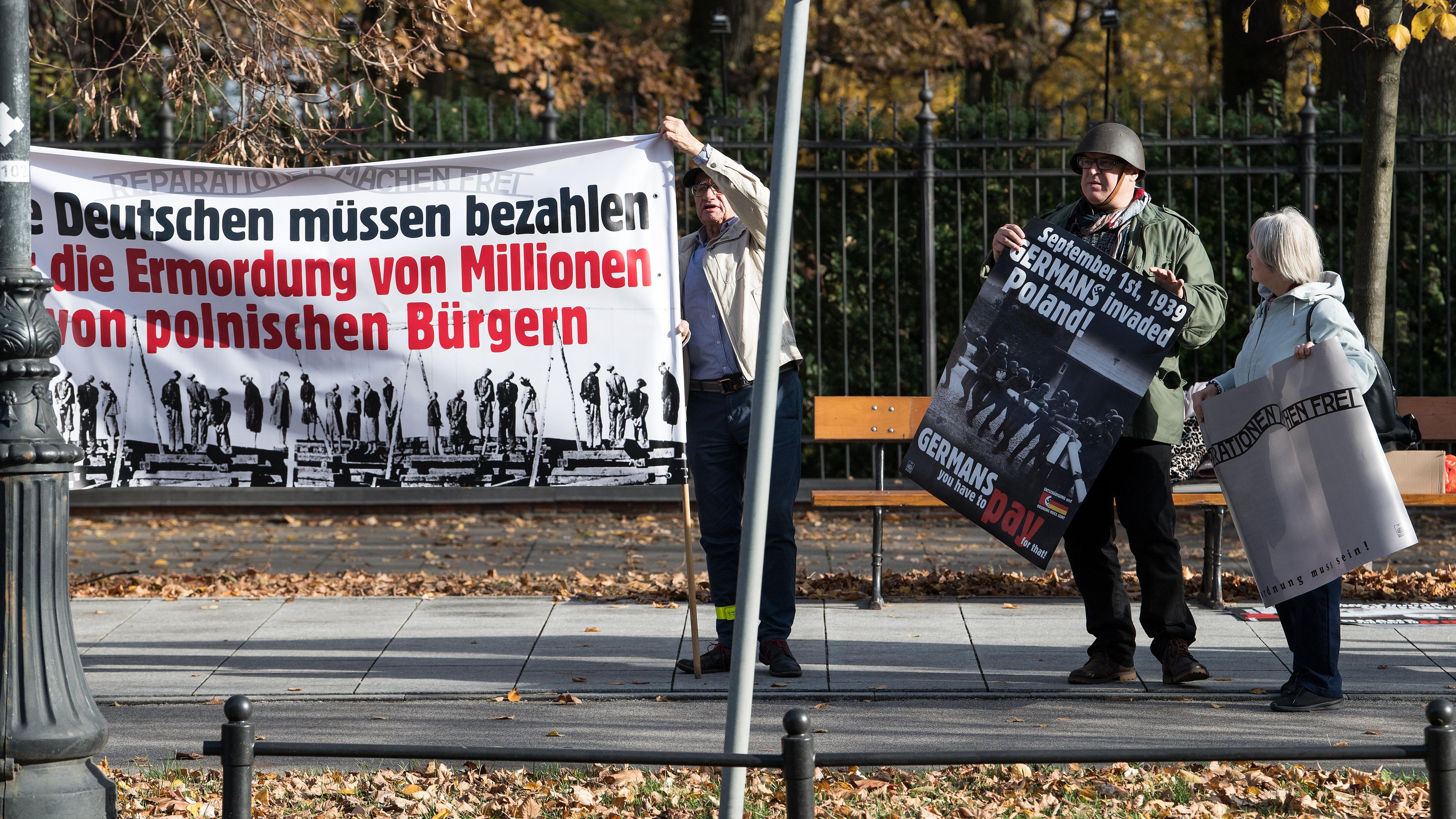 Demonstranten fordern, vor der Kanzlei des Ministerpräsidenten, Reparationszahlungen durch die Deutschen, aufgenommen am 02.11.2018 in Warschau, Polen