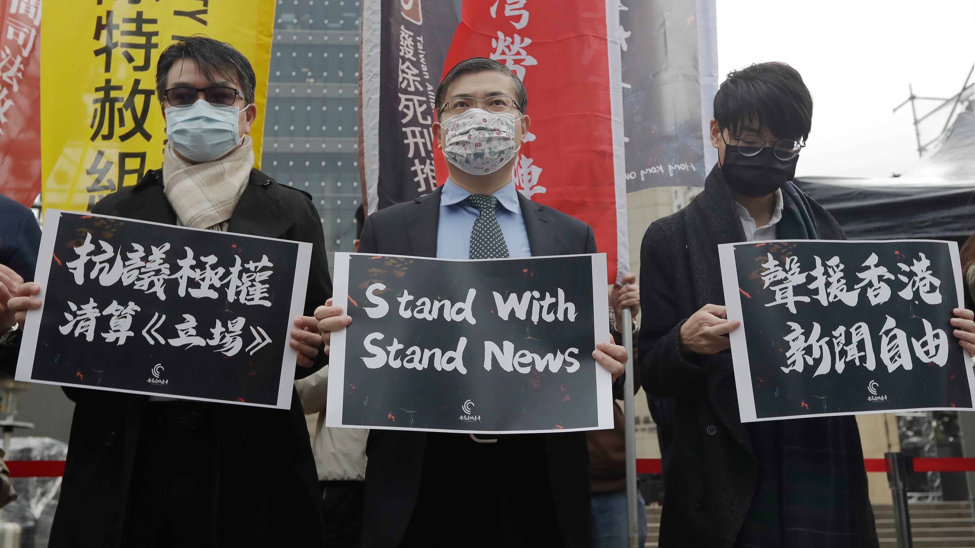Demonstranten aus Hongkong und Unterstützer aus Taiwan protestieren vor der Bank of China,aufgenommen am 30.12.2021
