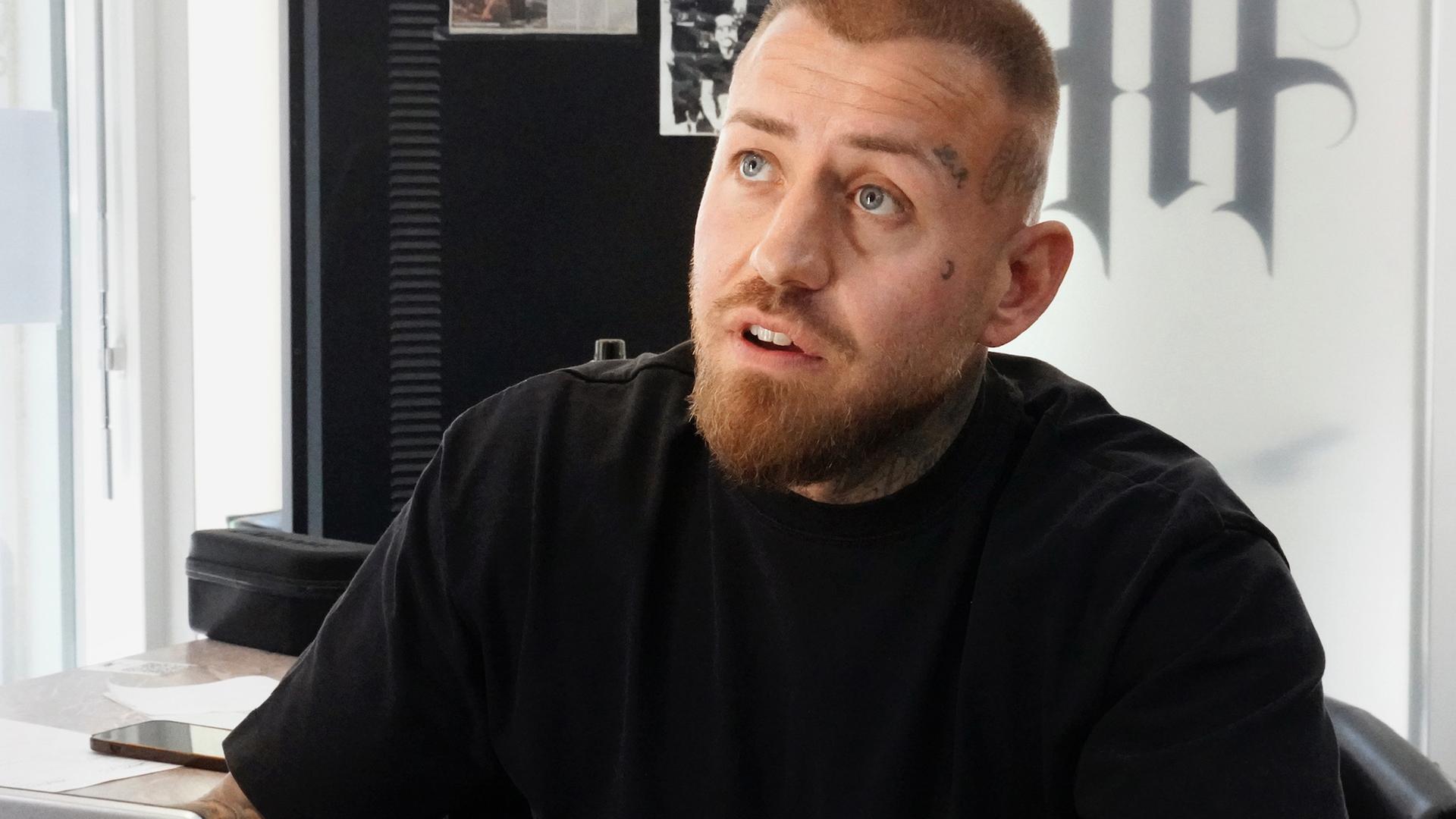 Tättowierer im Tättoo-Studio Hell Rider Ink