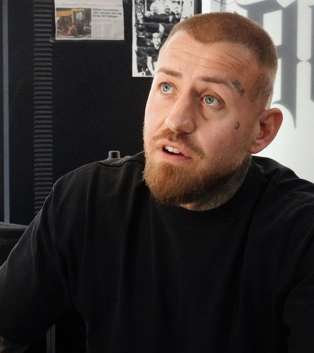 Tättowierer im Tättoo-Studio Hell Rider Ink