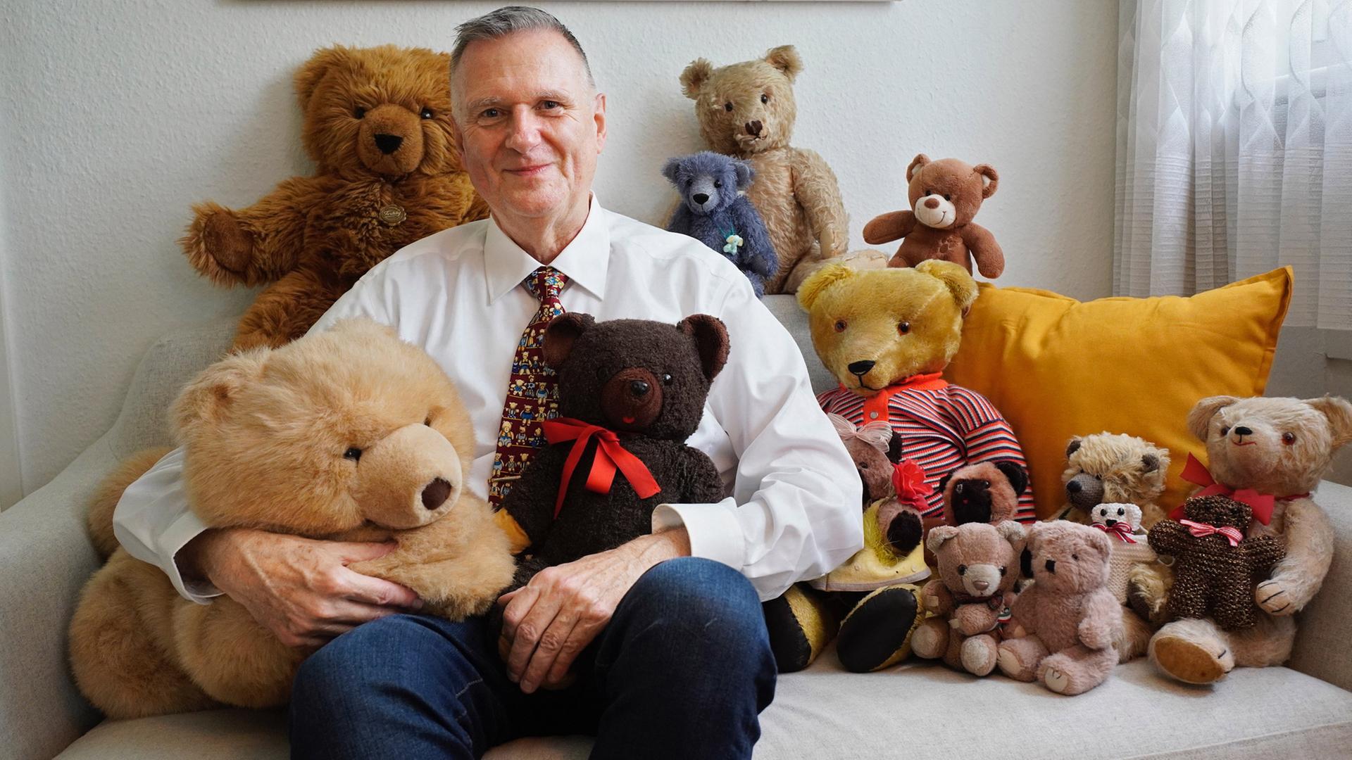 Dieter Bornemann, Pensionierter Bankkaufmann, 70-Jährig, lebt mit Teddy-Bären zusammen.