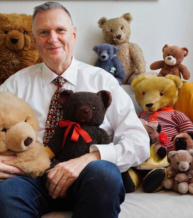 Dieter Bornemann, Pensionierter Bankkaufmann, 70-Jährig, lebt mit Teddy-Bären zusammen.