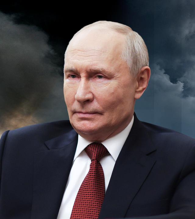 Russlands Präsident Vladimir Putinin einem tiefblauen Anzug mit dunkelroter Krawatte. Als Hintergrund sieht man ein Bild von einem verrauchten Himmel, vermutlich von einer Öl-Raffinerie.