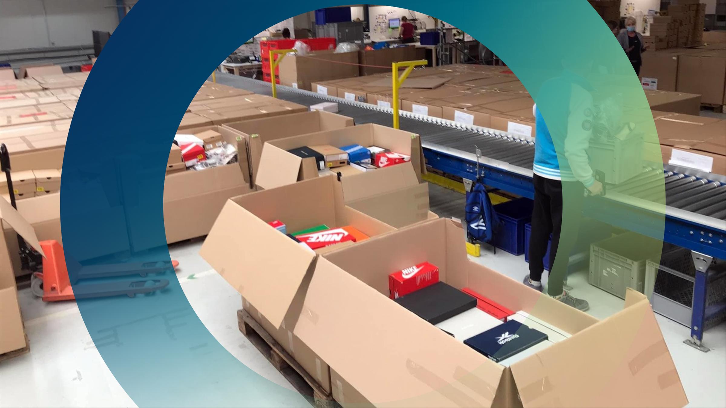 Retouren in einer Warenhalle voller Pakete und Kartons.