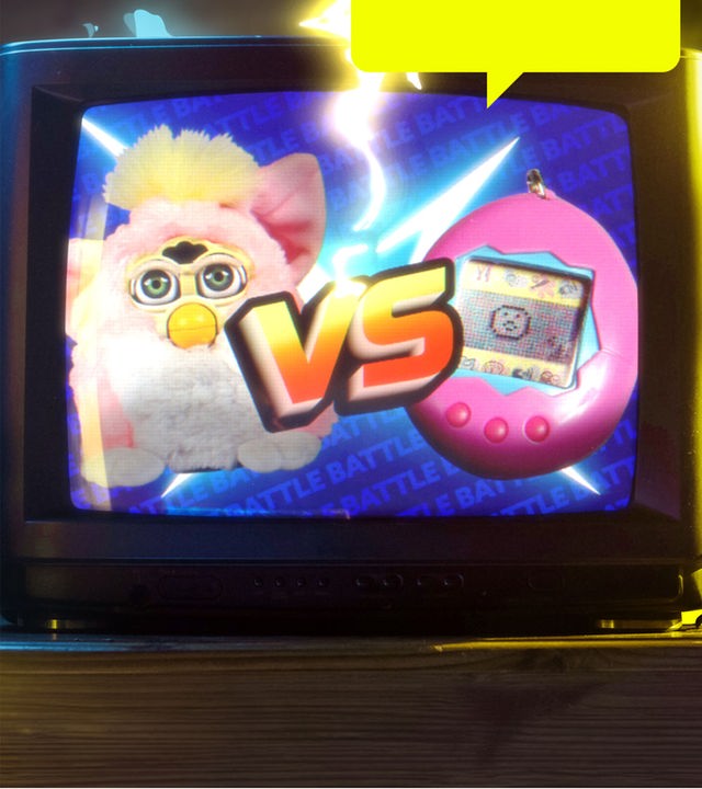 Montage: In einem Röhrenfernseher sind ein Plüschtier, ein Furby, und ein Tamagotchi abgebildet. Vor dem schwarzen Hintergrund, neben dem Fernseher, liegen gelbe und blaue Lichtreflexe.