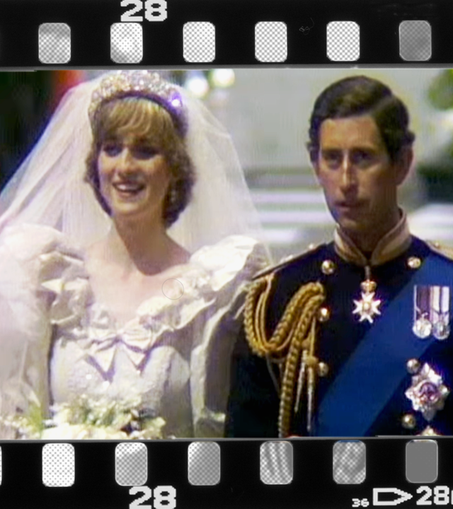 König Charles und Prinzessin Diana grüßen nach ihrer Trauung vom Balkon des Buckingham Palast