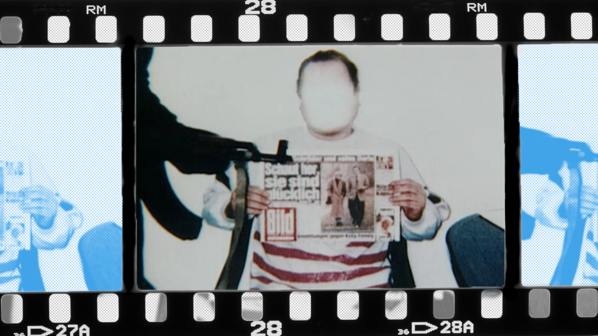 Der deutsche Literatur- und Sozialwissenschaftler Jan Philipp Reemtsma sitzt vor einem Bücherregal.