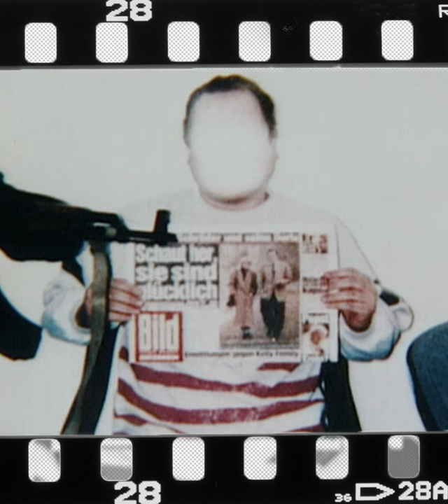 Der deutsche Literatur- und Sozialwissenschaftler Jan Philipp Reemtsma sitzt vor einem Bücherregal.