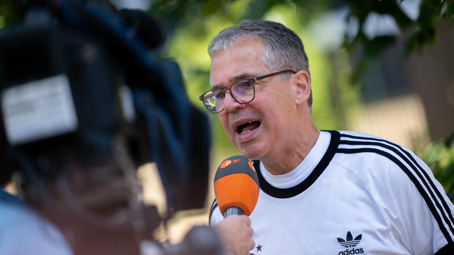 Andreas Rettig, DFB-Geschäftsführer Sport gibt dem ZDF ein Interview.
