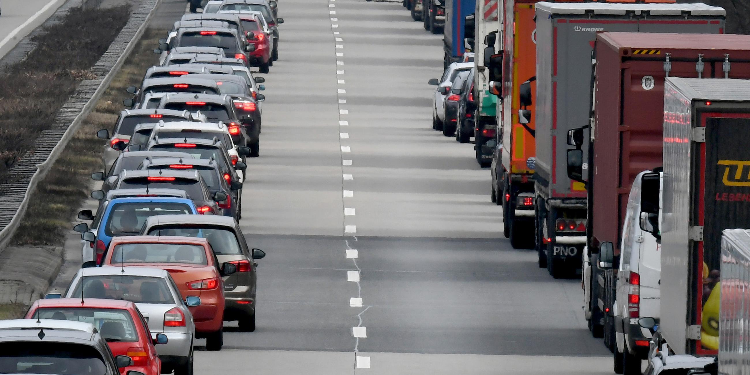 Fahrer von Pkw und Lkw bilden auf einer Autobahn eine Rettungsgasse