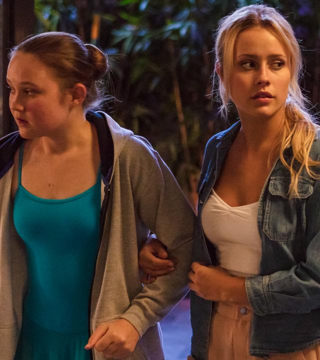 Romy und Lena schleichen sich leise zurück in die Ballettschule, nachdem sie Romy aus der Zeitreisenbehörde befreien konnten