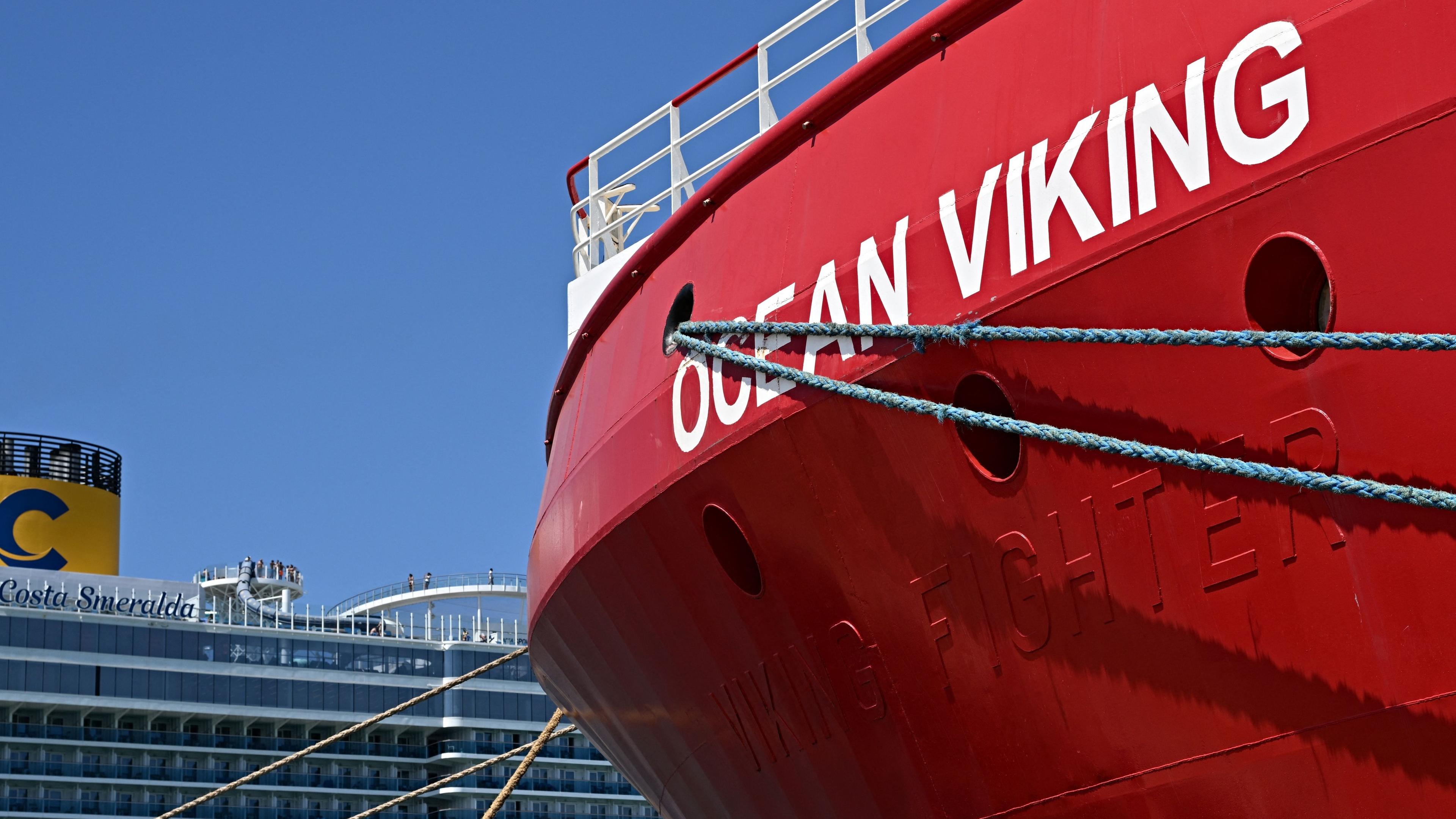 Das von der Nichtregierungsorganisation SOS Mediterranee betriebene Migrantenrettungsschiff Ocean Viking liegt am 14. Juli 2023 im Hafen von Civitacecchia.