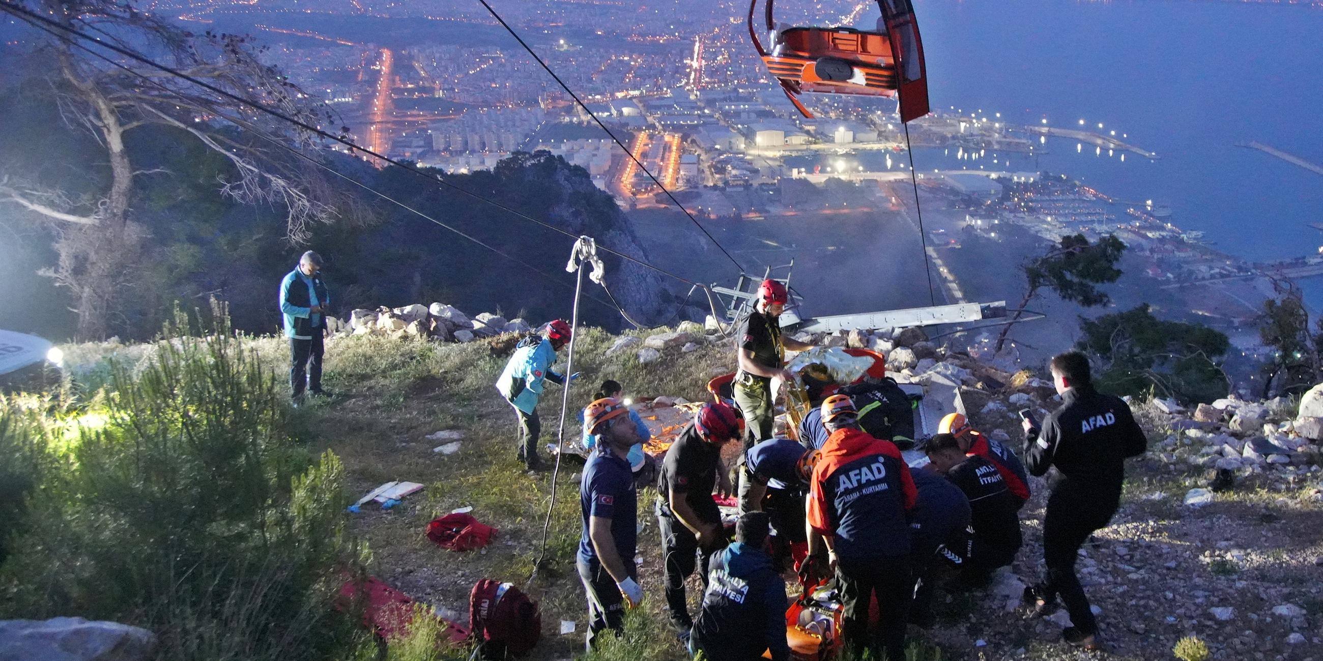 Rettungsteam arbeitet an der Unfallstelle einer verunglückten Seilbahn bei Antalya