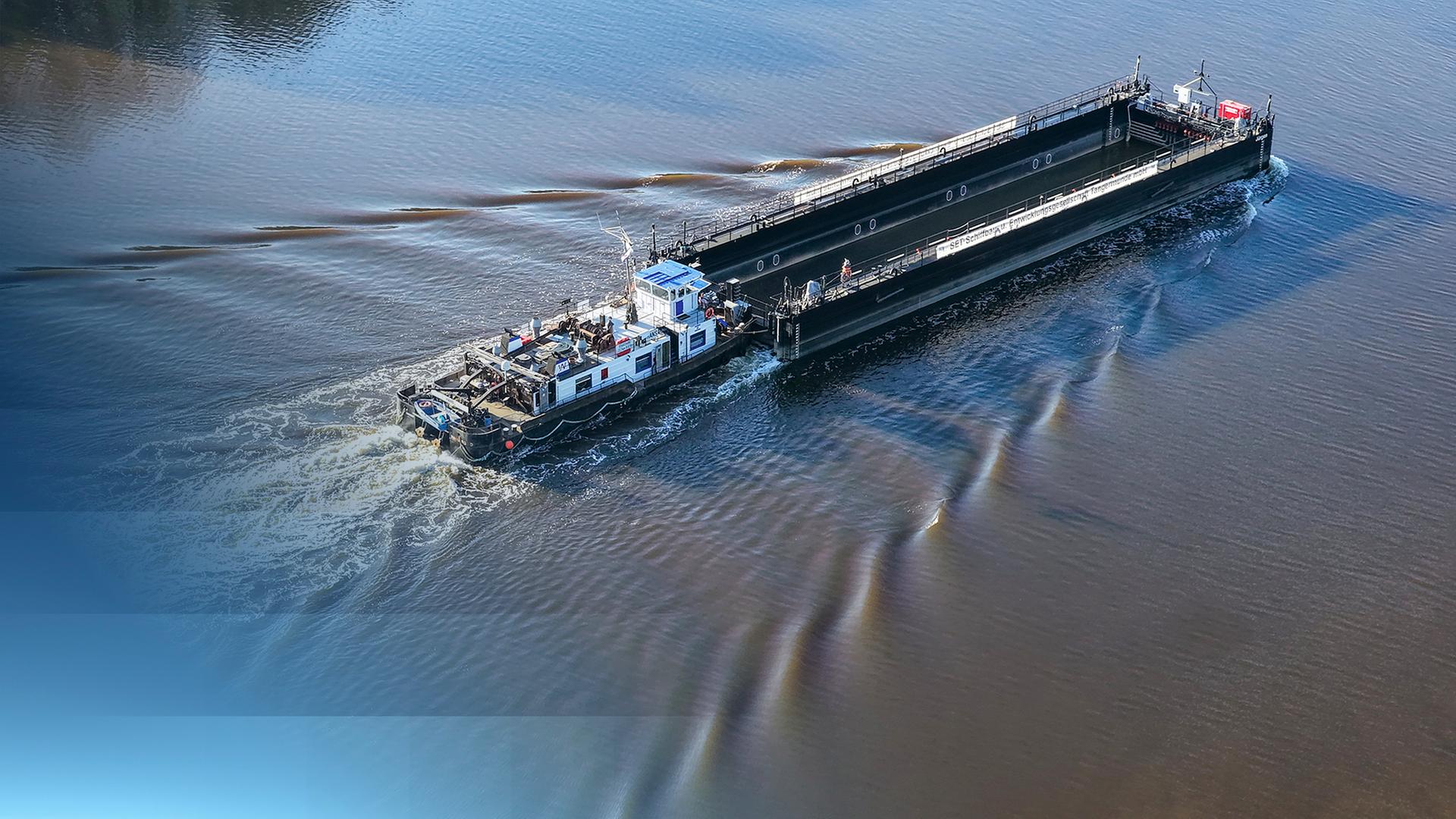 Der Schlepper mit dem der Wal abtransportiert werden soll.