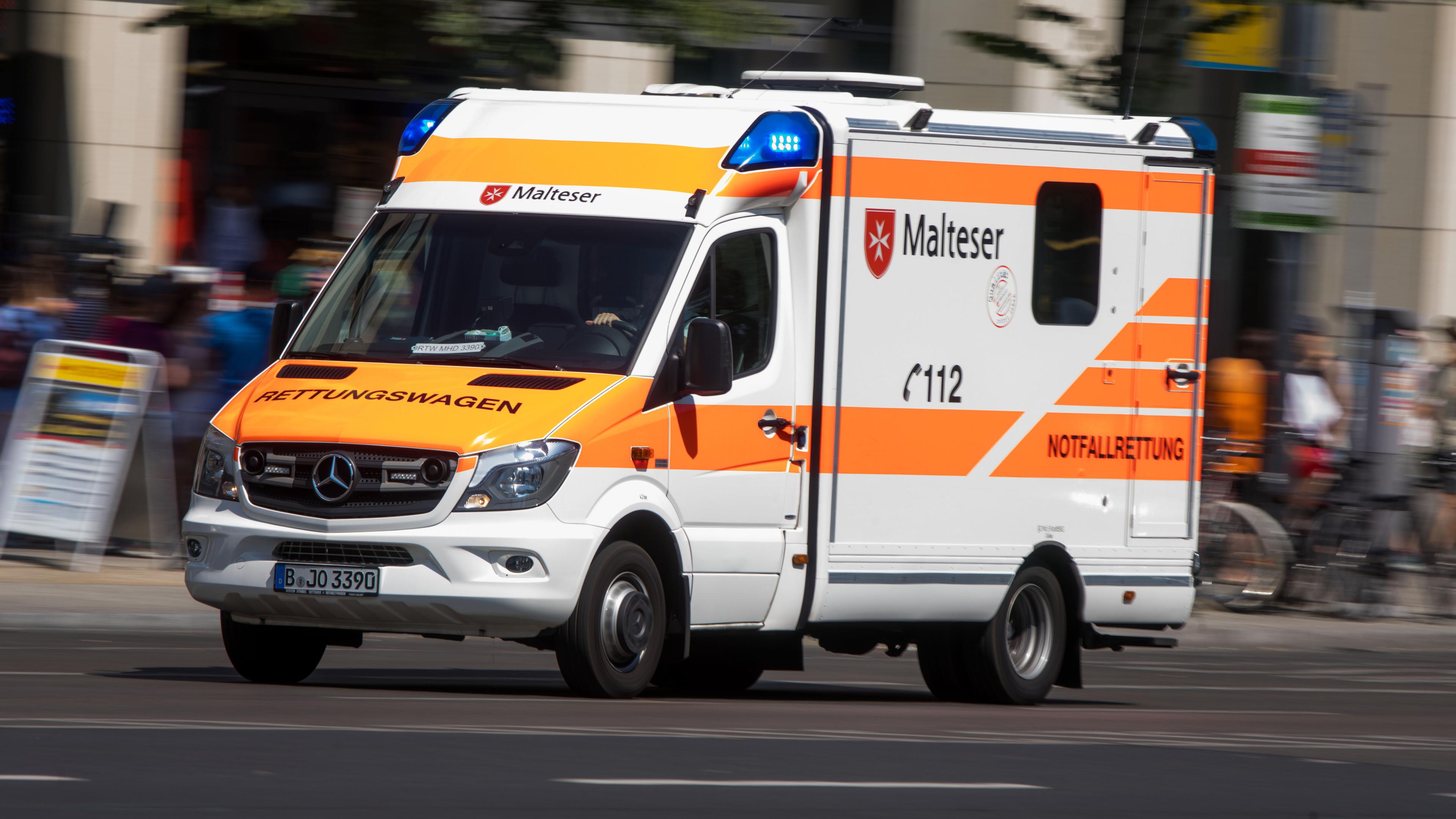 Ein Rettungswagen ist mit Blaulicht in Berlin unterwegs, aufgenommen am 31.07.2018