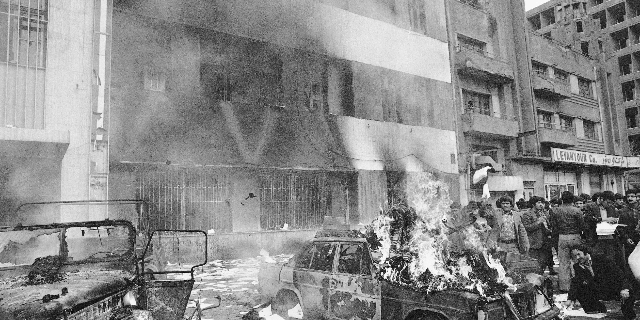Februar 1979: Öffentliche Ordnung im Iran bricht zusammen / Verhaftungen und Hinrichtungen ehemaliger Politiker folgen