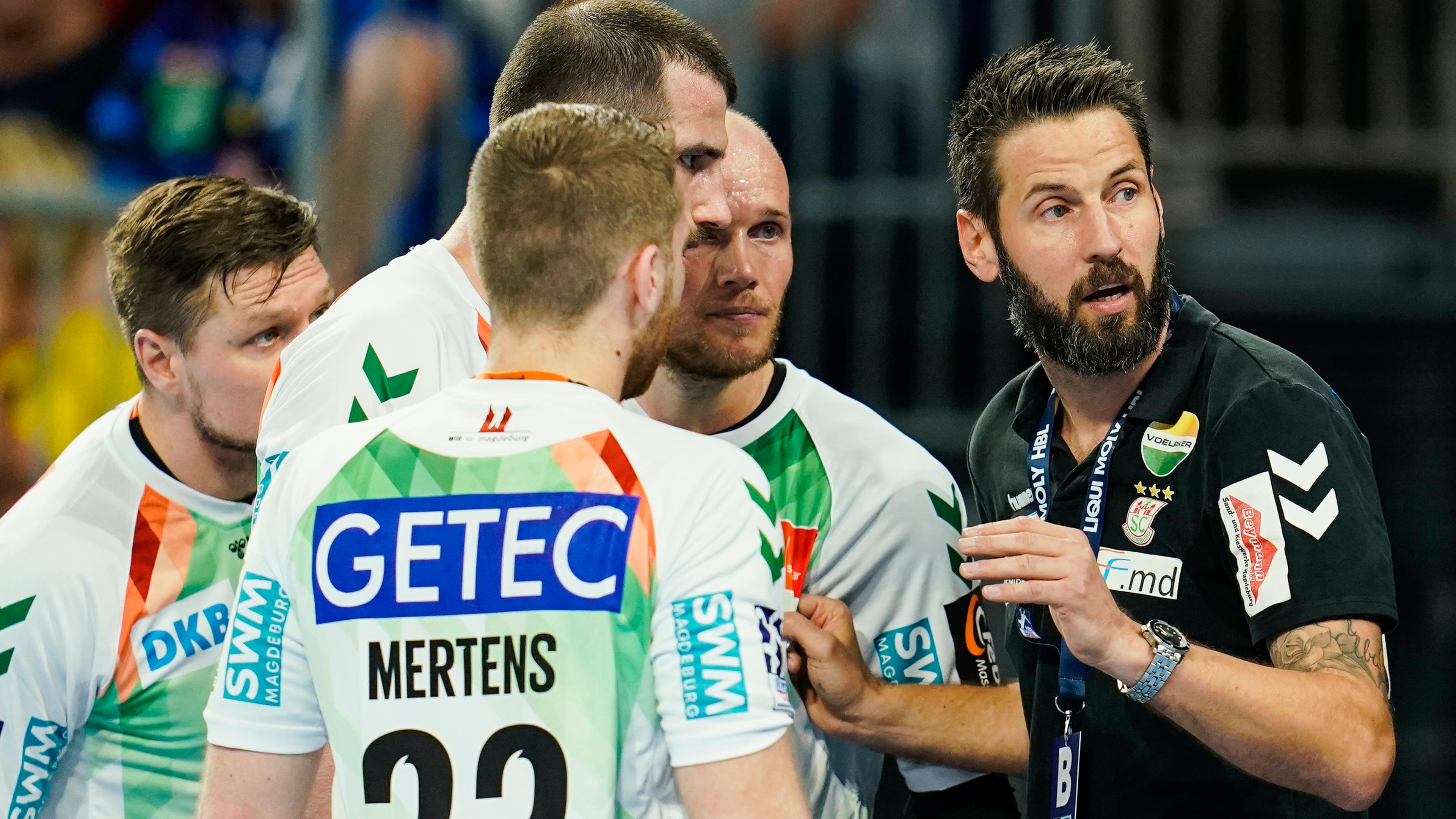 Magdeburgs Trainer Bennet Wiegert (r) gibt seinen Spielern Anweisungen. 
