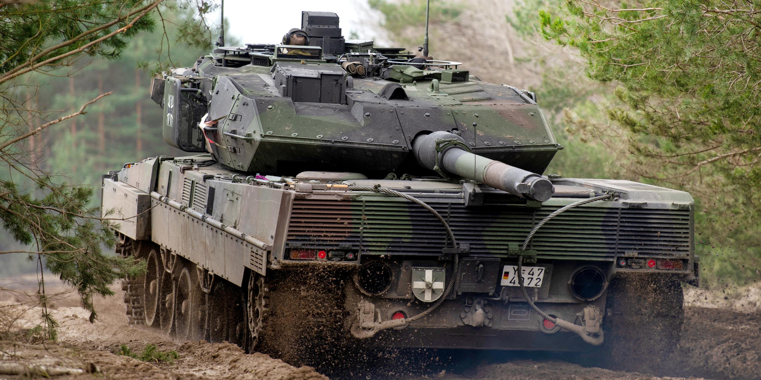 Ein Kampfpanzer vom Typ Leopard 2 A7V der Bundeswehr fährt über das Gelände eines Truppenübungsplatzes
